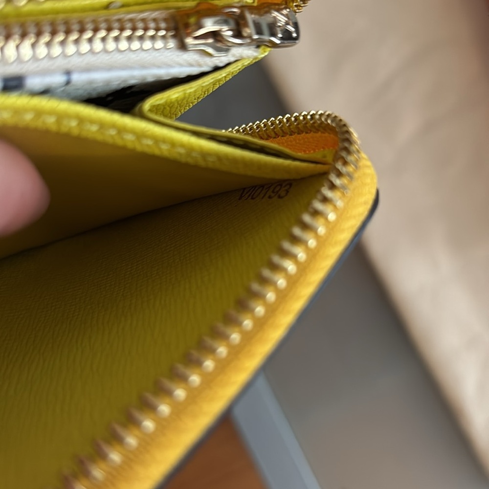 Borsa a spalla Louis Vuitton Pink and Yellow Key Card Holder - Picture 4 of 4